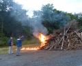 Bild: sl
Pfarrer Adam Nieciecki segnete das Feuer, das zuvor Vorsitzender Robert Zirngibl entzündete.