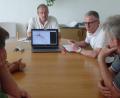 Bild: br
Am Laptop informiert Manfred Gebhardt (Zweiter von rechts) von der Innovativen Kommunikations-Technologien (I-KT) Manstorfer und Hecht  interessierte Bürger aus den Weilern der Gemeinde Schlammersdorf über den weiteren Breitbandausbau beim zweiten Förderverfahren. Bürgermeister Gerhard Löckler (Bildmitte hinten) hatte zu den Informationsgespräch eingeladen.