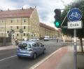 Bild: gsb
Um 23 Uhr wurde die Ampel an der Kreuzung Frauenrichter-/Leimberegrstraße abgeschaltet. Eine viertel Stunde später kam es im vergangenen Jahr zu vier Vorfahrtsunfällen. Die Behörden reagierten schnell. Seitdem die Ampel bis Mitternacht leuchtet, ist es mit den Unfällen vorbei. Bild: Schönberger