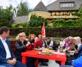 Bild: Petra Hartl
SPD-Landtagskandidat Uwe Bergmann und Landesvorsitzende Natascha Kohnen (von links) unterhalten sich auf der Vilsplätte mit Jürgen W. Ruttmann (Zweiter von rechts) und anderen Parteianhängern teils sehr amüsiert über ihre Lebenserfahrungen und aktuelle politische Themen.