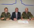 Bild: Völkl
Antrittsbesuch bei Bürgermeister Richard Tischler: Obersteutnant Stefan Reiße und sein Nachfolger, der neue Kommandeur Peer Papenbroock, trugen sich ins Gästebuch der Stadt Pfreimd ein.