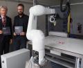 Bild: Bühner
Abschließend verteilt der Roboterarm Bonbons. Doch vorher stellten (von links) OTH-Dekan Professor Clemens Bulitta und BAM-Geschäftsführer Marco Bauer das Programm des  gemeinsamen "TechDays" am 2. Juli vor.