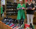 Bild: tr
Jutta Hösl und Hannelore Schafferhans (von links) verkaufen die letzten Schuhe im Laden.