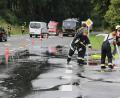 Bild: jma
Mit Besen und Schlauch versuchen die Einsatzkräfte die Straße zu reinigen.