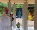 Bild: kro
Peter Benedikt Leitmayr segnete die neu erbaute Marienkapelle, die zugleich Begegnungsstätte am Waldbesinnungspfad sein soll,.