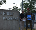 Bild: exb
Bürgermeister Franz Reichold und Oberstleutnant Jörg Witoschek präsentieren
am Eingang der Arnulf-Kaserne die Info-Plakate für den "Tag der
offenen Tür" und den "Mudrun".