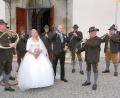 Bild: bsc
Revierjäger Jonas Ständer (rechts neben der Braut) beeindruckte  mit den Jagdhornbläsern Waldsassen nicht nur seine frisch angetraute Ehefrau Isabella. Nach dem "Jägermarsch Nummer 3" unter der Leitung von Bernhard Stier (links) erklang  am Kirchenvorplatz großer Applaus.