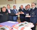 Bild: wku
Auf die Vorstellung der Chronik und die Ausstellung im Feuerwehrhaus stoßen  (von links) Wolfgang Meiler, Landrat Richard Reisinger, Bürgermeister Joachim Neuß, Fabian Schwemmer, Daniel Winter, Sebastian Schwemmer  und Stefan Egerer an.