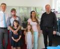 Bild: Johann Adam
Bürgermeister Ernst Schicketanz (links) und Pfarrer Markus Nees (rechts) gratulierten Jessica Pöll (Zweiter von rechts) mit Mann Marco   und ihren Töchtern Alina und Larissa  zur Eröffnung der Schatzkiste.