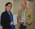 Bild: jr
Bürgermeisterin Friederike Sonnemann überreichte Anton Hauptmann im Auftrag des Landkreises die Johann-Andreas-Schmeller-Medaille.