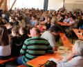 Bild: le
Über 200 Gläubige  feiern den  Gottesdienst auf dem Land in Steinfrankenreuth mit.