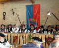 Bild: hl
Unser Foto zeigt den Hochsitz im Klostererstadel mit v.l. Florian von Rosenburg, Sebastian Graf von Reichenbach-Goschütz, Rüdiger von Schönfeldt, Konrad von Winterstetten und Werner von Podewils sowie v.r. Herbert von Podewils, Freiherr Wolf vom Seegrund, Lancelot du Lac, und Ottokar von Heydegg