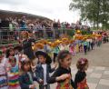 Bild: weu
Begeistert begrüßten Eltern, Großeltern und Bekannte die Kinder bei ihrem Einzug  zu ihrer Weltreise beim  Kindergartenfest.