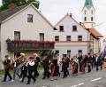 Bild: fvo
Die Trachtenkapelle Waldthurn führt den Kirchenzug zum Geburtstagsgottesdienst an.
