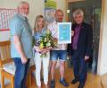 Bild: sbü
Karl Arnold (rechts) von der Handwerkskammer Niederbayern Oberpfalz überreicht Josef Reger und dessen Frau Michaela (Zweiter und Dritte von rechts) die Ehrenurkunde des Wirtschaftsministeriums. Auch der Geschäftsführer der Bauinnung Nordoberpfalz, Peter Wittmann, gratuliert.