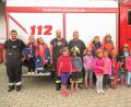 Bild: tu
Die Buben und Mädchen des Kindergartens statten der Feuerwehr einen Besuch ab. Jetzt wissen die Kleinen, wie man einen Brand löschen kann. Eine Fahrt im Feuerwehrauto darf natürlich auch nicht fehlen.