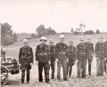 Bild: hai
Emmeram Kunnert, Hans Knoll, Josef Bart sen., Josef Kaufmann, Simon Dederl, Rudolf Hösl, Hans Dötsch, Franz Barth, Anton Barth, Hans Bayer, Max Hösl, Wolfgang Wopperer (von links)zeigen sich 1950 mit der ersten Motorspritze.