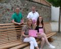 Bild: kgg
Die beiden Jugendbeauftragten Annette Spreitzer (sitzend links) und Hans Wurm (stehend rechts) laden mit einem umfangreichen und wieder interessanten Ferienprogrammangebot alle Kinder und Jugendlichen zum Mitmachen ein. Zusammengetragen hat die Termine heuer Tina Kastl, (sitzend rechts) - unterstützt von Ursa Pilz,  die aus gesundheitlichen Gründen bei der Programm-Vorstellung nicht dabei sein konnte.