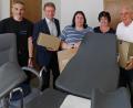 Bild: tr
Alle Hände voll zu tun haben die Helfer, damit beim Neustart im Ärztehaus alles an Ort und Stelle ist. Unser Bild zeigt von links: Jens Heller, Manfred Tretter, Birgit Küfner, Andrea Müller und Dr. Helmut Rüth.