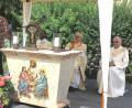 Bild: Hirsch
Sprecher Hans Grimm (links) bedankte sich bei Pfarrvikar St. Stephen Annan, Monsignore Hans Amann und Diakon Hans-Dieter Göring (von links) für die Gestaltung des Gottesdienstes auf dem Dorfplatz in Richt.