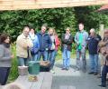 Bild: rpp
Der Aktionstag Kompostierung des lockt viele Besucher aufs Gelände des Kemnather Obst- und Gartenbauvereins. Ihnen erläutert Abfallberaterin Stefanie Bräunlein (links) die Anwendungsbereiche der Biotonne.