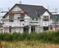 Bild: Bernd Wüstneck/dpa
Bauarbeiter arbeiten an der Fertigstellung von Einfamilienhäusern. Bernd Wüstneck