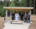 Bild: kro
Bei der Feierstunde der neu erbauten Marienkapelle, von links Robert Kutzer, Pater Benedikt Leitmayr, 2. Bürgermeister Reinhard Wurm, Landrats-Stellvertreter Roland Grillmeier und Forstdirektor Gerhard Schneider.