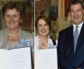 Bild: Bayerische Staatskanzlei
Ministerpräsident Markus Söder überrreichte den Bayerischen Verdienstorden an Anna-Maria Müller aus Freihung (links) und Annette Karl aus Neustadt/WN. (Bildkombo)