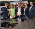 Bild: weu
Mit Stolz führte Sternekoch Hubert Obendorfer (Mitte) seine Gäste, den Schirmherrn der Aktion „Miniköche“, Bürgermeister Martin Birner (links), und Manuel Renner (rechts) von der Barmer-Ersatzkasse durch seine Schauküche. Auch Kerstin Listl (links) und Annika Bader freuen sich, im Herbst das Projekt im Landhotel Birkenhof starten zu können.