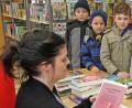 Bild: nm
Diana Bock von der  Bücherei Flossenbürg und ihre Kolleginnen sind froh über den Deal, den sie mit den Flosser Kolleginnen der dortigen Bibliothek  eingefädelt haben. Jetzt haben sie kleinen und großen Nutzern häufiiger Neues in den Regalen zu bieten.