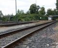 Bild: fph
Die Abmessung für eine Elektrifizierung ist bei der Thomasbrücke (rechts im Bild) nicht ausreichend. Allerdings soll nach Mitteilung der Bahn hier nichts verändert werden. Vielmehr soll die Weiche vor der Brücke verschoben werden, teilen die Projektleiter  mit. Nicht tangiert werde die Hofer Brücke (Rialtobrücke) links im Bild. „Da kommen wir durch.“