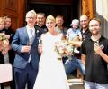 Bild: es
Nach dem Verlassen der Kirche gratuliert MSC-Vorsitzender Alexander Güntner (links) mit einem Grillkoffer und stößt mit einigen Mitgliedern mit dem Brautpaar mit Sekt an.