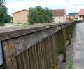 Bild: do
Das  unansehnliche Holzgeländer  auf der Betonmauer entlang der Staatsstraße in der Tremmersdorfer Ortsdurchfahrt  soll durch einen neuen Lattenzaun ersetzt werden. Die Kostenschätzung beträgt 66.000 Euro. Der Gemeinderat baut auf hohe Zuwendungen aus dem Fördertopf der Dorferneuerung.   Bild: do