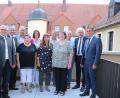 Bild: EXB
Von links: Personalrat Wolfgang Fenzl, der Vorsitzende  des Kreisjugendrings Tirschenreuth Jürgen Preisinger, Stefan Kleber, Renate Scharf, Doris Siller, Angelika Sommer, Wolfgang Bergauer, Maria Zeller, Johann Menner, Landrat Wolfgang Lippert und Personalchef Walter Brucker.