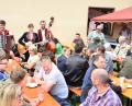 Bild: fjo
Die Wittschauer Geschwister musizieren beim "Landerer Fest" und verwöhnen die Gäste mit bodenständigen Weisen.