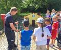 Bild: ü
Interessiert lauschen die Buben und Mädchen den Feuerwehrlern.