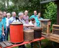 Bild: gab
Voristzender Konrad Grauvogl erläuterte den Besuchern das Leben der Bienen im Bienenstock.