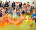Bild: Stephan Huber
Sie gehen in die erste Eine-Welt-Kindertagesstätte überhaupt: Zur Feier des Tages führen Mädchen und Buben einen Drachentanz aus China auf.