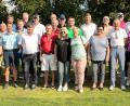 Bild: bö
Sie sind die Sieger des heuer zum 12. Mal ausgespielten AIM-Cups beim Golf- und Landclub in Schmidmühlen. Ihnen gratulierte Präsident Harald Thies (links).