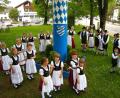Foto: Stephan Jansen/dpa
Kinder des Trachtenvereins  Baierbrunn tanzen in der sogenannten "Miesbacher Tracht" bei einem Dorffest.
