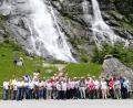 Bild: rgr
Zur Erinnerung an die VdK-Reise nach Südtirol stellen sich die Teilnehmer vor dem Nardiswasserfall im Genova-Tal auf, der aus etwa hundert Meter Höhe insTal stürzt.