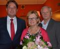 Bild: Kunz
Vorstandsmitglied Norbert Welzl (links) und Aufsichtstratsvorsitzender Helmut Zupfer danken Christine Maier.