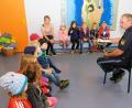 Bild: do
Verkehrserziehung ist ein wichtiger Bestandteil der Schulwegsicherheit. Vor der Praxis auf öffentlichen Straßen und  Gehwegen kommt in der Kindertagesstätte Speinshart für die Vorschulkinder und Erzieherin Annalena Herr eine „Trockenübung“ mit Verkehrserzieher Christian Simon (rechts) von der Polizeiinspektion Eschenbach.