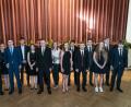Bild: Meister
15 Schüler des Kepler-Gymnasiums haben ein „Einser“-Abitur. Mit 1,0 schlossen Markus Maier (links, er schrieb zudem das beste Mathe-Abitur in Bayern), Julian Scheipl (Dritter von links) und Felix Kraus (Siebter von links) ab. Frederike Stramm (Siebte von rechts), Felix Dotzler (Fünfter von rechts) und Isabelle Kuchenreuther (Dritte von rechts) haben einen Notendurchschnitt von 1,1.