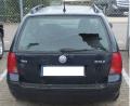 Bild: Polizei
Diesen Golf hat ein Unbekannter auf einem Parkplatz in Ursensollen mit einer Luftpistole beschossen. Zu erkennen sind die Schäden an der Heckscheibe.