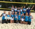 Bild: exb
Die Oberpfälzer freuen sich über den Erfolg beim Bayernpokal Beach in Ingolstadt: Hinten von links: Paul Seidel  (Auswahltrainer Mädels), Jonathan Helm (Amberg), Fabian Schwab, Lorenz Ponnath (beide Regenstauf), Simon Breinbauer (Weiden), Michi Brunner (Auswahltrainer Jungs). Vorne von links: Lisa Großmann (Amberg), Nicole Wagner (Schwandorf),Julia Polito (Hahnbach), Lotta Weiß (Weiden), Helena Drechsel  (Weiden), Samira Winkler (Regenstauf), Jasmin Ziereis (Neutraubling) und Lucy Riß (Amberg).