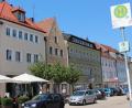 Bild: cs
Bei der städtebaulichen Untersuchung soll nicht nur das ehemalige Hotel Goldner Löwe (Drittes Gebäude von rechts) betrachtet werden, sondern auch das gesamte Umfeld.