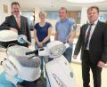 Bild: ohr
Bei der Sonderverlosung des VR-Gewinnsparvereins entfiel auf den Kunden Johann Bauer (Mitte mit Gattin Doris) der Raiffeisenbank im Naabtal als Hauptpreis ein Elektroroller. Vorstands Bernhard Werner (links) und Kundenberater Hans Braun (rechts) übergaben Schlüssel und Papiere.