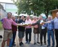 Bild: ak
Mit den Kulmainern wollen unter anderem Gerd Schönfelder (links) die Bürgermeister Günter Kopp (Fünfter von links) und Albert Sollfrank (rechts) und Pfarrer Markus Bruckner (Dritter von rechts) beim Bürgerfest anstoßen.