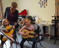 Bild: gi
An den Gitarren zu zupfen geht schon, freuen sich Charlotta und Leonie. Lehrerin Sieglinde Ziegler zeigt, wie man das Instrument richtig hält.